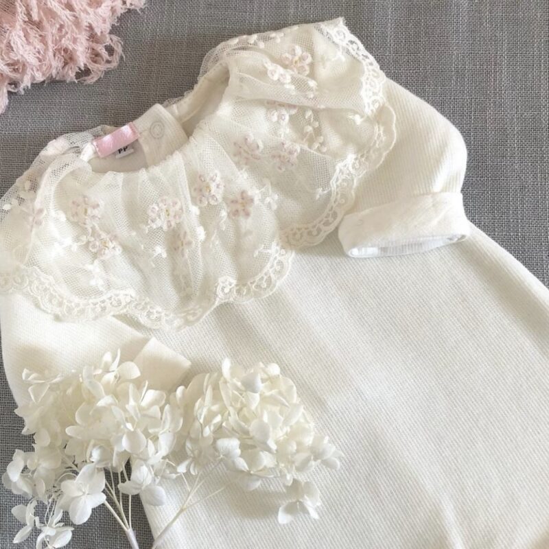 Macacão Bebê Menina com Gola de Renda